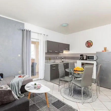 Mladenka Apartman Póla