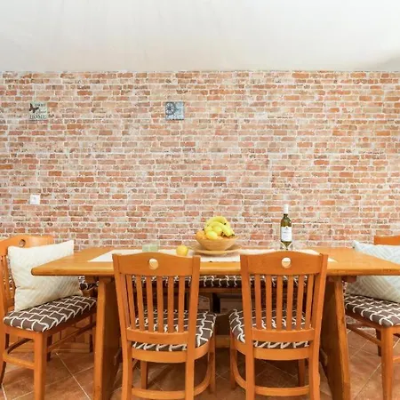 Apartment And Holiday Home Mladenka