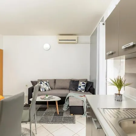 Apartment And Holiday Home Mladenka