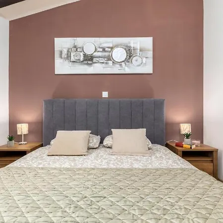 Apartment And Holiday Home Mladenka *