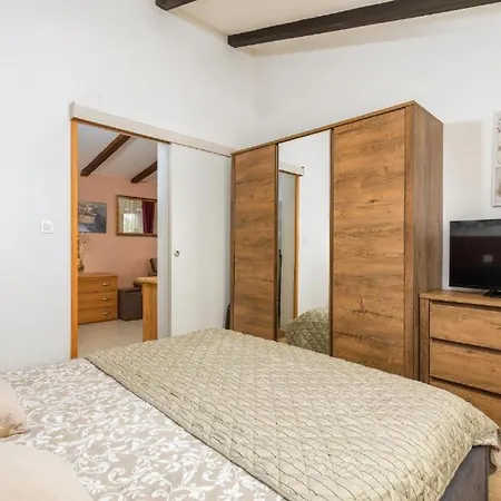 Mladenka Apartman Póla