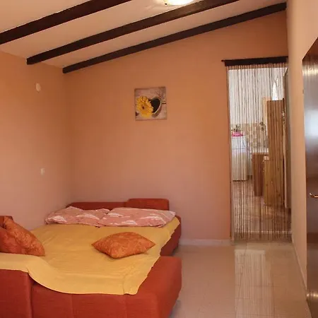 Apartment And Holiday Home Mladenka