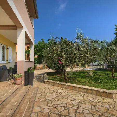 Apartment And Holiday Home Mladenka *