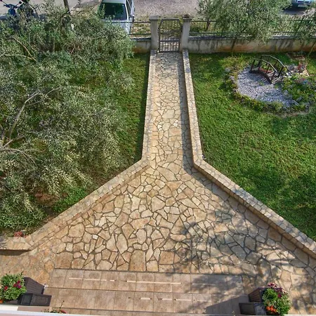 Apartment And Holiday Home Mladenka شقة بولا