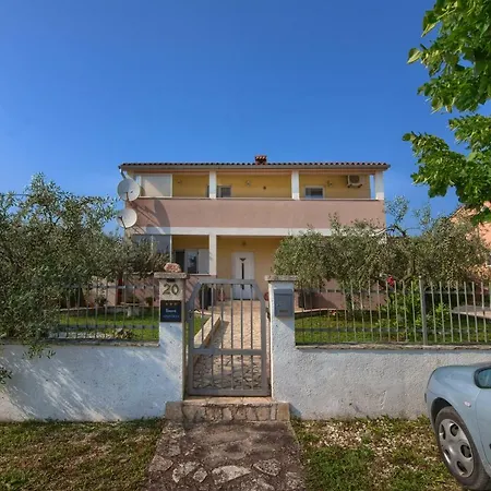Apartment And Holiday Home Mladenka شقة *