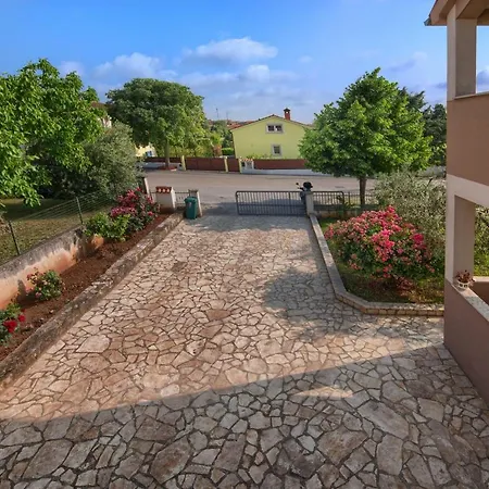 Apartment And Holiday Home Mladenka شقة