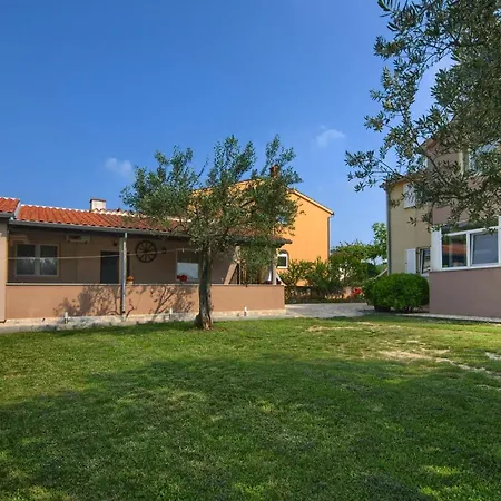 Apartment And Holiday Home Mladenka شقة