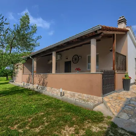 Apartment And Holiday Home Mladenka * بولا