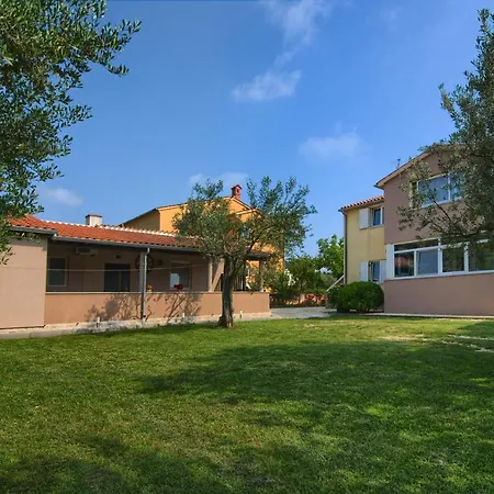 شقة Apartment And Holiday Home Mladenka بولا