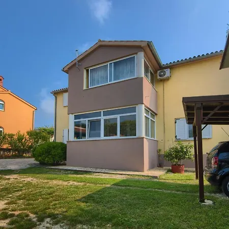Apartment And Holiday Home Mladenka شقة بولا